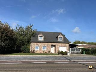 <p><span>Grote villa met 5 (mogelijk 7) slaapkamers en een prachtig landelijk uitzicht langs </span></p><p><span>de verbindingsweg Borgloon - Sint-Truiden, (mogelijk als kangoeroewoning)</span></p><p><span> </span></p><p><span>Deze ruim bemeten woning heeft naast de goede ligging ook de mogelijkheid om als</span></p><p><span>kangoeroewoning te worden gebruikt, gezien er op de gelijkvloerse verdieping een ruim</span></p><p><span>bureau en een grote slaapkamer aanwezig zijn met ensuite badkamer. </span></p><p><span> </span></p><p><span>Op de eerste verdieping treffen we dan nog eens 5 grote slaapkamers aan alsook een </span></p><p><span>2e badkamer.</span></p><p><span> </span></p><p><span>De woning geniet een zeer aangename indeling. We onderscheiden het volgende:</span></p><p><span>Gelijkvloers:</span></p><p><span>Inkomhal met gastentoilet, grote bureauruimte, garage, ruime slaapkamer met ensuite </span></p><p><span>badkamer. Een leefkeuken die naadloos overloopt in de zithoek met kachel. Aansluitend </span></p><p><span>aan de keuken is er een overdekt terras. Zowel vanuit de zithoek als vanuit de keuken </span></p><p><span>heb je een zicht op de achterliggende tuin.</span></p><p><span>Eerste verdieping:</span></p><p><span>De ruime nachthal geeft toegang tot 5 ruime slaapkamers en een grote badkamer.Verder</span></p><p><span>is hier ook een berging aanwezig.</span></p><p><span> </span></p><p><span>Daarnaast beschikt de woning over een aangename tuin achteraan de woning en biedt de</span></p><p><span>kelder U meer dan voldoende opslagruimte.</span></p><p><span> </span></p><p><span>Op het vlak van technieken:</span></p><p><span>*De ramen zijn uitgevoerd in PVC met dubbele beglazing</span></p><p><span>*Pelletketel met waterboiler</span></p><p><span>*Geen verwarming op de eerste verdieping</span></p><p><span>*Regenwaterput 10 000 l</span></p><p><span> </span></p><p><span>Wenst U meer informatie over deze woning of een bezichtiging ter plaatse?<br />Contacteer ons via 012 26 22 05 of </span><span><span>info@hetimmohuis.be</span></span></p>