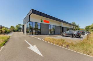 <h1>Exclusief bedrijfsvastgoed met high-end kantoorafwerking en 6 parkeerplaatsen te Diepenbeek<br /><br /></h1>
<p>Op een uitstekende locatie in het Industriepark van Diepenbeek, aan de Demerstraat 13, bevindt zich dit uitzonderlijk afgewerkte bedrijfsvastgoed met een totale oppervlakte van circa 260 m². Het pand combineert een hoogwaardige kantooromgeving met functionele werk- en stockageruimte en werd tot in de kleinste details ingericht met aandacht voor kwaliteit, comfort, technologie en energie-efficiëntie. Bovendien is het pand momenteel verhuurd aan een stabiele huurder voor € 5.318 per maand excl. btw, waardoor het niet alleen interessant is voor ondernemingen die op termijn op zoek zijn naar een representatieve bedrijfslocatie, maar eveneens een bijzonder aantrekkelijke opportuniteit vormt voor investeerders.<br /><br /></p>
<p>De eigendom omvat circa 175 m² stockageruimte en werkruimte en ongeveer 80 m² kantoorruimte. De kantooromgeving kent een uitgesproken high-end afwerkingsniveau en werd volledig ingericht met kwalitatieve topmaterialen, uitgebreid maatwerk en geïntegreerd inbouwmeubilair. De doorgedreven directe en indirecte verlichting zorgt samen met de zorgvuldig gekozen materialen voor een stijlvolle en professionele uitstraling. Airconditioning, vloerverwarming en verwarming via een warmtepomp dragen het hele jaar door bij aan een aangenaam binnenklimaat. Daarnaast is het gebouw uitgerust met ventilatiesysteem D.<br /><br /></p>
<p>Centraal in de kantoorruimte bevindt zich een volwaardige, hoogwaardig afgewerkte keuken, voorzien van energiezuinige A-toestellen en een Quooker-kraan. Verder beschikt het geheel over een afzonderlijke vergaderzaal, een aangename koffieruimte, verschillende toiletten en een aparte doucheruimte. Een geïntegreerd Sonos-soundsystem en de aanwezige lift verhoogt bovendien het gebruikscomfort en de toegankelijkheid.<br /><br /></p>
<p>Naast de representatieve kantooromgeving beschikt het pand over een praktische stockageruimte die rechtstreeks toegankelijk is via een automatische poort. Binnen deze ruimte is eveneens een EV-laadpunt voorzien. Buiten bevinden zich maar liefst vijf parkeerplaatsen, elk uitgerust met een eigen laadpaal. Zowel binnen als buiten werd camerabewaking geïnstalleerd en het gebouw beschikt over een alarmcentrale van Varel.<br /><br /></p>
<p>Ook energetisch is het gebouw sterk uitgerust. Naast de warmtepomp, vloerverwarming, ventilatie D en energiezuinige technieken zijn er maar liefst 68 zonnepanelen aanwezig. De combinatie van deze installaties met de uitgebreide laadmogelijkheden voor elektrische voertuigen maakt het geheel bijzonder toekomstgericht.<br /><br /></p>
<p>Een bijkomende troef is dat het pand wordt verkocht<strong> </strong>inclusief het aanwezige meubilair en de volledige inboedel, waardoor de hoogwaardige inrichting integraal deel uitmaakt van de verkoop. Enkel de ijzeren rekken in de stockageruimte zijn niet inbegrepen.<br /><br /></p>
<p>Dankzij de combinatie van circa<strong> </strong>260 m² oppervlakte, een luxueus afgewerkte kantooromgeving, functionele werk- en stockageruimte, vijf parkeerplaatsen met laadvoorzieningen, 68 zonnepanelen, doorgedreven technische installaties en een ligging op het Industriepark van Diepenbeek betreft dit een bedrijfsvastgoed dat zich duidelijk onderscheidt van het klassieke aanbod.<br /><br /></p>
<p>Met een actuele huuropbrengst van<strong> </strong>€ 5.318 per maand excl. btw, oftewel € 63.816 per jaar excl. btw, en een stabiele huurder vormt deze eigendom bovendien een interessante investeringsopportuniteit voor wie op zoek is naar kwalitatief bedrijfsvastgoed met een onmiddellijke huuropbrengst.<br /><br /></p>
<p>Graag een bezoek ter plaatse? Bel ons op 011 96 51 76 of mail ons op info@momentumvastgoed.be</p>