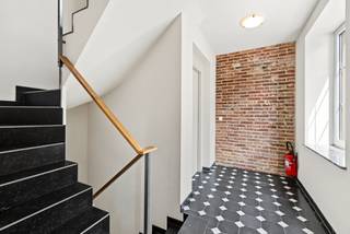 Zeer ruim en lichtrijk 3 gevel appartement met 4 slaapkamers in het historische centrum van Edingen
Dit bijzonder ruime appartement is centraal gelegen in het historische centrum van Edingen, op slechts 4 km van Herne. Winkels, restaurants, het kasteelpark, een apotheek en het openbaar vervoer bevinden zich allemaal in de onmiddellijke omgeving. Het appartement omvat een inkomhal, een royale leefruimte met een open en volledig ingerichte keuken, en een aanpalende ruime wasplaats/berging.De nachthal geeft toegang tot vier slaapkamers, waarvan één met een eigen dressing en badkamer. Daarnaast zijn er een gastentoilet en een tweede badkamer.Het appartement geniet van veel natuurlijke lichtinval en charmeert met authentieke elementen, een massieve parketvloer en volhouten deuren.
Extra troeven zijn de conforme elektrische installatie tot 2033 en het energiezuinige EPC-label B.
Voor meer informatie of een bezoek kunt u contact opnemen met Sophie via 0496 71 50 59