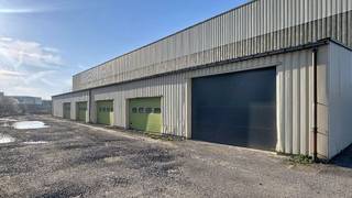 WE INVEST Sud-Luxembourg stelt u dit veelzijdige magazijn voor, gelegen in Aarlen, in het hart van de ambachtelijke zone van Weyler.Een strategische...