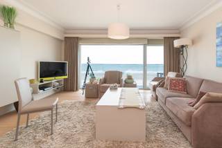 Very spacious fully renovated apartment with 2 bedrooms on the Zeedijk of Middelkerke. Very wide and bright living room with a terrace overlooking the sea, fully new open kitchen with all comforts. Bathroom with walk-in shower, separate toilet. 2 bedrooms with a terrace at the back. Private cellar included in the price!