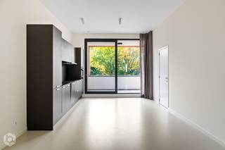 Op een uitstekende locatie te Mortsel bevindt zich dit kleinschalig project met slechts 5 eenheden. Duurzaamheid en kwaliteit worden gecombineerd met hoge plafonds en een ruimtelijk gevoel. Er is veel aandacht besteed aan kwaliteit, comfort en energie-efficiëntie. De appartementen zijn gerealiseerd volgens de meest recente energie- en isolatienormen en staan garant voor een duurzame en energiezuinige woonoplossing met een laag energieverbruik en een hoog wooncomfort. <br /><br />Bij het betreden van het appartement wordt u verwelkomt in een lichtrijke woonkamer waar de open keuken naadloos aansluit in het geheel. Deze is voorzien van kwalitatieve toestellen. Aansluitend beschikt u over een ruim, overdekt terras waar u steeds kan genieten van het mooie weer. Daarnaast beschikt u nog over een ruime berging / wasplaats. Via de nachthal bereikt u de 2 slaapkamers en de badkamer, uitgerust met een inloopdouche en dubbel lavabomeubel. Het toilet is apart. <br />Ten slotte is er de binnentuin die zorgt voor een oase van rust wanneer u thuiskomt. Hier beschikt u over een extra berging die inbegrepen is in de prijs en is er nog een ruime fietsenstalling aanwezig. De parkeerplaats is bij aan te kopen aan €27.500<br /><br />Dankzij de kleinschaligheid van het project zijn de maandelijkse kosten beperkt en daarbovenop wordt het appartement verkocht onder registratierechten (2% of 12% bij investeerders in plaats van 21% BTW!). Dit appartement is meteen beschikbaar en kan onmiddellijk verhuurd worden om snel rendement te genereren.<br /><br />Dit is een uitstekende opportuniteit indien u opzoek bent naar een kwalitatief en energiezuinig appartement met terras te Mortsel. Contacteer ons voor meer informatie op 0480 66 14 77 of neem een kijkje op www.boonstravastgoed.be.<br /><br />Bijzonderheden:<br />- 2 slaapkamers<br />- Energiezuinig (label A+ = -37)<br />- Verkoop onder registratierechten (2% of 12%)