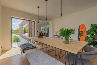 VELZEKE- Prachtige, lichtrijke woning met open zicht<br /><br />Deze recent gerenoveerde woning ligt op een rustige locatie in het mooie Velzeke, met prachtige wandel- en fietsroutes in de nabije omgeving.<br />Dagelijkse voorzieningen, scholen, winkels en openbaar vervoer bevinden zich in de omgeving.<br /><br />Achteraan geniet u van een open zicht en een aangename groene beleving, wat zorgt voor een mooi evenwicht tussen bereikbaarheid, ruimte en wooncomfort.<br /><br />Naar indeling toe bevindt zich op het gelijkvloers een inkomhal met gastentoilet, ruime bureauruimte, hoogwaardig afgewerkte keuken met aparte bergruimte, lichtrijke woonkamer met zicht op de tuin en de groene omgeving. De woonkamer en keuken zijn voorzien van een doorkijkhaard en bevinden zich in de nieuwe aanbouw.<br />Op de eerste verdieping bevinden zich twee ruime slaapkamers met ingebouwde kasten, een moderne badkamer voorzien van een bad, inloopdouche en lavabomeubel en een apart toilet.<br />Ook de zolderverdieping werd volledig afgewerkt tot een ruime slaapkamer met ingemaakte kasten en een plaats voor dressing of bureauruimte. Deze ruimte biedt ook de mogelijkheid om het op te delen in twee slaapkamers.<br /><br />Wat comfort en techniek betreft is de woning voorzien van vloerverwarming, conforme elektriciteit, domotica, kwalitatieve en hoogwaardige afwerking. De woning is daardoor volledig instapklaar en toekomstgericht qua energie en comfort.<br /><br />Een extra troef is de zonnige oriëntatie van de aangelegde tuin met ruim terras, ruime oprit en tuinhuis.<br /><br />Ben je op zoek naar een instapklare, volledig afgewerkte woning die rustig gelegen is en een aantrekkelijke buitenruimte heeft? Aarzel niet en boek snel je bezoek: 053/60.65.60.<br /><br />De vermelde prijs is een richtprijs. Na ontvangst van de biedingen zal de verkoper beslissen of hij/zij de eigendom verkoopt aan het beste bod. De richtprijs is aldus niet bindend voor de verkoper.