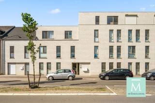 <p><span>Instapklaar gelijkvloers appartement (2023) met zonnige tuin en laadpaal!</span></p><p><span>Welkom in dit prachtige recente BEN-appartement op het gelijkvloers, gelegen in het gezellige Muizen. Hier geniet u van hedendaags wooncomfort, een energiezuinige afwerking én een belangrijk fiscaal voordeel: de aankoop gebeurt onder het stelsel van de registratierechten, niet onder btw. Met een bewoonbare oppervlakte van 86 m² beschikt het appartement over een ruime en lichtrijke leefruimte met een stijlvolle open keuken, volledig uitgerust met kwalitatieve inbouwtoestellen. Dankzij de grote raampartijen loopt de leefruimte naadloos over in het terras en de gezellige privatieve tuin, de ideale plek om tot rust te komen.</span></p><p><span>Verder biedt het appartement twee volwaardige slaapkamers, een moderne badkamer met kwalitatieve afwerking, een praktische berging en airconditioning, die het hele jaar door zorgt voor een aangenaam binnenklimaat. De privatieve autostaanplaats met eigen laadpaal en de kelderberging zijn verplicht mee aan te kopen voor €20.000.</span></p><p><span>Gelegen in een verzorgde residentie, op een uitstekende locatie nabij het centrum van Mechelen, Planckendael, winkels, openbaar vervoer en met een vlotte verbinding naar Antwerpen, Brussel en Leuven, is dit appartement de ideale keuze voor wie op zoek is naar een instapklare en toekomstgerichte woning.Een instapklare, energiezuinige woning met alle hedendaagse comfort op een toplocatie. Plan vandaag nog uw bezoek en ontdek zelf de vele troeven van dit appartement! </span></p><p><span>Bel ons op 015/20.20.82 of mail naar info@demakelaardij.be voor meer informatie of een bezoek.</span></p><p><span> </span></p>