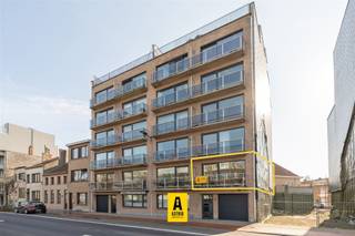 <p><span>Te koop Appartement met 2 slaapkamers op topligging in Oostende</span></p><p><span>Op een </span><span>uitstekende locatie aan de Nieuwpoortsesteenweg 283 in Oostende</span><span>, recht tegenover de ingang van de Wellington Golf, bevindt zich dit </span><span>ruim appartement op de eerste verdieping</span><span>. Dankzij de centrale ligging geniet u van een vlotte verbinding naar strand, winkels, openbaar vervoer en het stadscentrum.<br />Het appartement beschikt over een </span><span>lichte leefruimte</span><span>, een </span><span>ingerichte keuken</span><span> en </span><span>twee volwaardige slaapkamers</span><span>. Aan de voorzijde is er open zicht op de ingang van de Wellington Golf, aan de achterzijde bevindt zich een </span><span>ruim zuidoost gericht terras </span><span>met ruimte voor een grote tafel en stoelen of ligzetel.<br />De badkamer is uitgerust met een </span><span>ligbad en lavabomeubel</span><span>. Verder is er een </span><span>apart toilet</span><span> en een </span><span>praktische berging</span><span>. Daarenboven is er op het gelijkvloers nog een extra ruime berging, wat zorgt voor extra comfort en opbergruimte.</span></p><p><span>De elektriciteit is conform!</span></p><p><span>Momenteel beschikt het appartement over een EPC-score F. Deze score wordt beïnvloed door de open ligging naast het bouwproject Zeevlam. Een officiële simulatie toont aan dat, van zodra dit gebouw er zal staan, de EPC-score automatisch zal verbeteren naar een score C, zonder dat er ingrepen hoeven te gebeuren! Aanpalend aan het achterterras, blijft de bouwhoogte beperkt tot 1 bouwlaag met groendak, waardoor er geen impact is op de lichtinval</span></p><p><span>Dit appartement is ideaal als vaste woonst, tweede verblijf of investering.</span></p><p><span> </span></p><p><span> </span></p>
