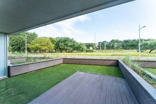 Op een toplocatie, op wandelafstand van Bredene-aan-Zee, bevindt zich dit prachtig afgewerkte gelijkvloerse appartement. Hier geniet u van de perfecte combinatie van rust en bereikbaarheid, met winkels, gezellige horecazaken, de zee én de uitgestrekte duinen binnen handbereik.<br />Een absolute troef is het ruime voorterras, waar u in alle rust kunt genieten van een weids, open zicht op de duinen. Dit unieke uitzicht zorgt elke dag opnieuw voor een heerlijk vakantiegevoel.<br /><br />Dankzij de ligging op het gelijkvloers is het appartement bijzonder vlot toegankelijk. Bovendien werd het met veel zorg afgewerkt, waarbij gekozen werd voor kwalitatieve materialen, een stijlvolle uitstraling en talrijke praktische inbouwkasten.<br /><br />De lichtrijke leefruimte vormt het hart van de woning. De grote raampartijen zorgen voor een aangename lichtinval en creëren een ruimtelijk gevoel. Hier vindt u voldoende plaats voor een gezellige zithoek en een ruime eetplaats, met directe toegang tot het zonnige voorterras en het prachtige uitzicht op de duinen.<br /><br />De open keuken sluit naadloos aan op de leefruimte en is volledig uitgerust met kwalitatieve toestellen en veel kastruimte, ideaal voor wie comfort en functionaliteit weet te waarderen.<br /><br />De moderne badkamer beschikt over een stijlvolle inloopdouche en een lavabo.<br /><br />Achteraan bevinden zich twee volwaardige slaapkamers, beide met toegang tot een tweede, rustig gelegen terras. Dankzij de terrassen aan zowel de voor- als achterzijde kunt u op elk moment van de dag genieten van zon of schaduw, volledig naar wens.<br /><br />Verder beschikt het appartement over een praktische berging met aansluiting voor wasmachine en droogkast.<br /><br />Als extra is er de mogelijkheid om een garagebox aan te kopen voor € 32.000. Daarnaast zijn er een gemeenschappelijke fietsenberging en afvalberging aanwezig.<br /><br />Kortom, een instapklaar appartement op een uitstekende ligging, met een hoogwaardige afwerking, twee zonnige terrassen én een open zicht op de duinen.