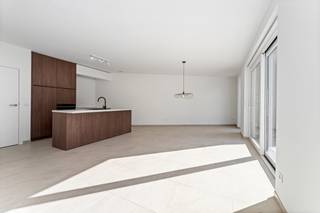 In Bavikhove, een gezellige deelgemeente van Harelbeke, vind je deze laatste beschikbare woning binnen een kleinschalig woonproject van Hectaar.<br />Hier woon je dicht bij allerlei voorzieningen zoals openbaar vervoer, een bakker en een slager. De woningen beschikken over 3 ruime slaapkamers en een lichtrijke leefruimte met een open keuken. Ze worden uitgerust met de nieuwste technieken, waaronder een lucht-water warmtepomp, ventilatiesysteem C+ en zonnepanelen. <br /><br /><strong>Indeling van lot 04:</strong><br />Gelijkvloers: een inkomhal met gastentoilet, ruime en lichtrijke leefruimte met open keuken en een inpandige garage met aanpalende bergruimte. <br />Verdiep: nachthal met apart toilet, 3 ruime slaapkamers waarvan 1 met aparte dressingruimte, een berging en een badkamer met ligbad, inloopdouche en dubbel lavabomeubel. <br />Zolder: te bereiken via het zolderluik. <br /><br /><strong>Extra troeven van de woning:</strong>
<ul>
	<li>Vlotte verbinding naar de E17 en openbaar vervoer (station Harelbeke op 3km afstand, bushalte op slechts 150m)</li>
	<li>Inpandige garage</li>
	<li>Vloerverwarming op het gelijkvloers in combinatie met lucht/water warmtepomp</li>
	<li>Regenwaterput van 7.500 liter aangesloten op toiletten, wasmachine en buitenkraan</li>
	<li>Laminaat in de nachthal en slaapkamers</li>
	<li>Inclusief aanleg van het terras en genivelleerde tuin</li>
	<li>Volledig geschilderd en voorzien van verlichting</li>
</ul>
Contacteer ons vandaag nog voor meer informatie of een bezichtiging aan deze woning. <br /><br /><strong>Ontdek lot 04 tijdens het opendeurmoment op zondag 31 mei van 13u tot 16u.<br />Schrijf je in via: https://www.hectaar.be/nl/nieuws/opendeurmoment-31-mei</strong>