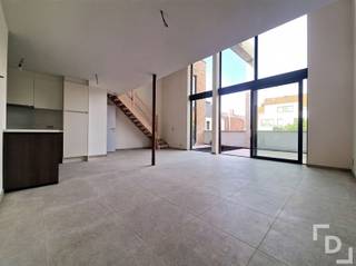 Midden in het centrum van Ieper vinden we deze prachtige duplex loft.De loft is gelegen in de Merghelynckstraat en strekt zich uit over de 2e en 3e verdieping van Residentie Melrose Place.De woonst beschikt over 2 slaapkamers, een afgewerkte open keuken, badkamer met douche en een terras van 22m².Deze woonst biedt een garage of staanplaats aan (optioneel) en wordt verkocht onder registratierechten.Indeling:V+2: Inkom met apart toilet - lichtrijke leefruimte voorzien van een open keuken - terras in hardhout met groendakV+3: 2 slaapkamers - apart toilet - badkamerExtra's:* E-peil 60 / EPC: A* CV op gas met vloerverwarming* Aan te kopen onder registratierechten* Mogelijkheid tot aankopen garage en/of staanplaats* Zeer ruim, lichtrijk en centraal wonen* Volledig nieuwe residentie