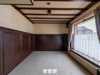 <strong>RUIM HANDELSPAND MET WOONGELEGENHEID, GARAGE EN TUIN TE MAASEIK.</strong><br /><br /><strong>TROEVEN<br /></strong>- Centrale, commerciële ligging in Neeroeteren.<br />- Ruim handelspand met vele mogelijkheden.<br />- Vier slaapkamers en ruime polyvalente ruimte op de verdieping.<br />- Inpandige garage, werkplaats en vrijstaande garagebox.<br />- Veel parkeermogelijkheid.<br /><br /><strong>KELDERVERDIEPING</strong><br />Kelderruimte (4,00m x 3,00m = 12,00m²).<br /><br /><strong>GELIJKVLOERS</strong><br />- Inkomhal (1,80m x 0,95m = 1,71m²) tegelvloer.<br />- Café (3,37m x 11,06m + 4,51m x 6,33m = 65,82m²) toog ingericht met frigo's, kastruimte, spoelbak, tapkraan, tegelvloer.<br />- Keuken (5,68m x 4,35m = 24,71m²) onderkasten, lades, 4-pits gasvuur, koelkast, vaatwasser, tegelvloer.<br />- Toiletten horeca (3,59m x 2,05m = 7,36m²) ingericht met 2 urinoirs, lavabo en apart toilet, tegelvloer.<br />- Berging (4,28m x 5,37m = 22,98m²) tegelvloer.<br />- Toilet (1,22m x 0,94m = 1,15m²) tegelvloer.<br />- CV-ruimte (3,01m x 3,66m = 11,02m²) cv-ketel, lavabo, inbouwkasten, tegelvloer.<br />- Inpandige garage (6,44m x 5,40m = 34,78m²) onderkast met lavabo, tegelvloer.<br />- Werkplaats (4,00m x 5,37m = 21,48m²) tegelvloer.<br />- Veranda (6,21m x 3,25m = 20,18m²) tegelvloer.<br />- Hal (4,31m x 1,91m = 8,23m²) doorgang van café naar keuken, trappenhal naar verdieping, tegelvloer.<br />- Sas (3,33m x 1,78m = 5,93m²) tegelvloer.<br /><br /><strong>VERDIEPING +01</strong><br />- Overloop (1,91m x 9,45m = 18,05m²) tapijtvloer.<br />- Badkamer (3,27m x 2,03m = 6,64m²) ingericht met enkele lavabo, ligbad, bidet, linoleumvloer.<br />- Slaapkamer 1 (4,33m x 5,84m = 25,29m²) tapijtvloer.<br />- Slaapkamer 2 (4,61m x 2,77m + 2,42m x 3,43m = 21,07m²) airco, linoleumvloer.<br />- Slaapkamer 3 (4,30m x 3,49m = 15,01m²) linoleumvloer.<br />- Slaapkamer 4 (4,61m x 3,14m = 14,48m²) linoleumvloer.<br />- Polyvalente ruimte (11,37m x 5,39m = 61,28m²) bereikbaar via trap in achterbouw, tegelvloer.<br /><br /><strong>VERDIEPING +02</strong><br />Zolderruimte: bereikbaar via trap en zolderluik.<br /><br /><strong>EXTERIEUR<br /></strong>- Bekiezelde parking.<strong><br /></strong>- Tuin.<br />- Inpandige garage.<br />- Beklinkerd terras.<br /><br /><strong>EXTRA INFORMATIE</strong><br />Dit pand kan onderhevig zijn aan de renovatieverplichting die door de Vlaamse overheid wordt opgelegd voor residentiële gebouwen. Alle informatie kunt u terugvinden via https://www.vlaanderen.be/een-woning-kopen/renovatieverplichting-voor-residentiele-gebouwen-vanaf-2023.<br /><br />Bekijkt u deze advertentie via een aanverwante vastgoedsite, surf dan zeker naar onze website www.N78vastgoed.be voor een uitgebreide beschrijving en foto's. Meer info: +32 (0)89 86 18 88 of info@N78vastgoed.be.