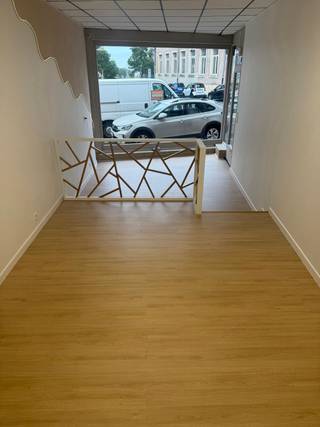 Ideaal gelegen aan de Rue du Palais de Justice, op slechts enkele meters van de Place Léopold, geniet dit commerciële gelijkvloers van een strategische ligging in een levendige omgeving met een aanzienlijke passage van zowel voetgangers als voertuigen gedurende de hele dag.  Met een oppervlakte van ongeveer 50 m² is dit pand momenteel verhuurd en vormt het een kant-en-klare investeringsopportuniteit voor kopers die op zoek zijn naar een onmiddellijk en veilig huurrendement.  Het pand bestaat uit een ontvangstruimte, twee afzonderlijke ruimtes die geschikt zijn voor diverse professionele activiteiten, een dienstruimte met spoelbak en een apart toilet. De prachtige plafondhoogte van meer dan 3 meter zorgt voor een ruimtelijk gevoel en veel natuurlijke lichtinval.  Het pand is momenteel verhuurd voor €800 per maand, wat neerkomt op een jaarlijkse huuropbrengst van €9.600, binnen het kader van een handelshuurovereenkomst van 9 jaar die in 2025 van start ging. Het kadastraal inkomen is ten laste van de huurder, wat de aantrekkelijkheid van deze investering verder verhoogt.  Let op: het pand wordt verkocht in verhuurde staat en is dus niet onmiddellijk beschikbaar voor eigen gebruik. Het richt zich in de eerste plaats tot investeerders die vanaf de aankoop willen genieten van een directe huurinkomst.  Het bruto huurrendement bedraagt ongeveer 6,20% op basis van de vraagprijs van €155.000.  Technische kenmerken: • Oppervlakte: ± 50 m²; • Handelshuur van 9 jaar gestart in 2025; • Huidige huurprijs: €800/maand; • Kadastraal inkomen ten laste van de huurder; • Elektrische installatie conform (2022); • Elektrische verwarming; • Mooie plafondhoogte van meer dan 3 meter.  Een functioneel, uitstekend gelegen en reeds renderend pand, dat een mooie zichtbaarheid combineert met een onmiddellijke huuropbrengst voor investeerders die op zoek zijn naar een veilige vastgoedbelegging.  Vraagprijs: €155.000  Voor meer informatie of om een bezoek te plannen:  📞 +32 (0)63 33 00 69
