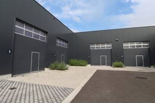 Nieuwbouw loods van 96 m² te huur langs de Schaapbruggestraat te Roeselare.<br />Opgebouwd uit staalstructuur met beton onder element en sandwichpanelen + steeldeck
<ul>
<li><strong>Sectionale poort met deur en glassectie </strong></li>
<li><strong>Vrije hoogte van 6m </strong></li>
<li><strong>Toegangssysteem met smartphone</strong></li>
<li><strong>Drijfkracht 400V+N</strong></li>
<li><strong>Ledverlichting </strong></li>
<li><strong>Brandklasse C</strong></li>
<li><strong>1 Parkeerplaats inbegrepen</strong></li>
</ul>
Huurprijs is € 450/ per maand (Ex. btw).<br />Prijs is inclusief gemeenschappelijke kosten<br /><br /><strong>Beschikbaar vanaf mei. </strong><br />Neem vrijblijvend contact op voor meer informatie.