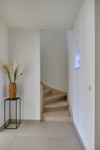 Hectaar bouwt twee energiezuinige halfopen nieuwbouwwoningen, gelegen in een rustige woonbuurt op wandelafstand van het centrum van Lebbeke. U geniet hier van een groene, kindvriendelijke omgeving en woont toch vlakbij winkels, scholen, openbaar vervoer – ideaal voor wie op zoek is naar rust én bereikbaarheid.<br /><br />Deze woningen zijn reeds in aanbouw, maar u krijgt als koper nog volledig inspraak in de inrichting en afwerking. In samenspraak met onze betrouwbare partnerleveranciers kiest u zelf de materialen en afwerking volgens uw smaak en budget – zo maakt u van deze woning écht uw thuis.<br /><br /><strong>Indeling van de woningen;</strong><br />Gelijkvloers: Inkomhal met gastentoilet, lichtrijke leefruimte met grote raampartijen en open keuken (43,6m²), inpandige garage (20,16m²)<br />Verdieping: Nachthal met apart toilet, 3 ruime slaapkamers (15,09m² - 12,92m² - 11,89m²), badkamer met ligbad, inloopdouche en dubbele lavabo (12,95m²)<br />Zolder: Ruime zolder (40m²) bereikbaar via zolderluik – ideaal als extra berging of hobbyruimte <br /><br /><strong>Troeven van deze woningen:</strong>
<ul>
	<li>Zuidgerichte tuin</li>
	<li>Energiezuinig wonen</li>
	<li>Vloerverwarming op het gelijkvloers</li>
	<li>Zonnepanelen</li>
	<li>Regenwaterput van 7.500L aangesloten op toiletten, wasmachine en buitenkraan</li>
</ul>
<br />Wenst u een woning op maat van uw leven, met aandacht voor licht, ruimte en energiezuinigheid? Contacteer ons vandaag nog voor meer informatie of een afspraak op kantoor te Asse. <br />Plannen van de woning kan u terugvinden op www.hectaar.be