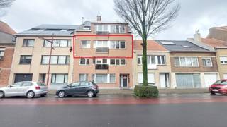 Centraal gelegen appartement nabij openbaar vervoer, spuikom en scholen<br />op de Vuurtorenwijk te Oostende<br /><br />Gelegen op de 2° verdieping. Er is geen lift aanwezig.<br /><br />Omvat: inkomhal met vestiairehoek en een apart toilet. <br /><br />Ruim en lichtrijke woonkamer, open ingerichte keuken met kasten, kookplaat en dampkap.<br />Een aanpalende bergruimte aan de keuken met aansluiting wasmachine<br /><br />3 slaapkamers waarvan 1 met kleinere kamer met balkon.<br />Badkamer met ligbad, lavabomeubel en toilet; <br /><br />Gemeenschappelijke fietsenberging.<br /><br />Huurprijs van 850 euro per maand. Geen extra algemene lasten <br />Huurwaarborg is 3 maanden huur.<br /><br />Beschikbaar vanaf 1 juli 2025 <br /><br />De eigenaar zoekt rustige mensen met vast werk of op pensioen. <br />Geen huisdieren toegelaten. <br /><br />Geschikt voor maximaal 4 personen ( gezin met maximaal 2 kinderen )<br /><br /><strong>Bezoeken mogelijk op afspraak.</strong><br /><br />