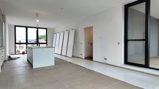 <p>Ontdek dit moderne appartement, gelegen op de eerste verdieping van een nieuwbouwproject aan de Rommelsweg in Sint-Laureins.<br /><br />Met een bewoonbare oppervlakte van 116 vierkante meter en een ruim zonnig terras, biedt dit appartement een genotvolle en comfortabele woonruimte die perfect aansluit bij de hedendaagse levensstijl.<br /><br />De slimme indeling zorgt voor een harmonieuze flow tussen de verschillende ruimtes, waardoor u zich hier snel thuis zult voelen.<br /> </p>
<p>Het appartement beschikt over een ruime woonkamer met eetplaats en zithoek. In de leefruimte is er ook nog een ruime keuken met kookeiland.<br /><br />Er zijn twee comfortabele slaapkamers met hoge raampartijen en een eigentijdse badkamer met ruime inloopdouche. Er is ook nog een gastentoilet en bergplaats voor wasmachine en droogkast.<br /><br />Op het gelijkvloers is er een eigen parkeerplaats met laadpaal en een private berging voor fietsen en maken het geheel compleet en zorgen voor extra gemak in uw dagelijks leven.<br /><br />Dit alles bevindt zich in een rustige omgeving, met goede toegang tot de lokale voorzieningen en een vriendelijk buurtgevoel.<br /><br /> </p>
<p>Mis deze kans niet om dit instapklare appartement zelf te ervaren. Neem vandaag nog contact met ons op via onze website voor een bezichtiging en laat u verrassen door alles wat dit mooie appartement te bieden heeft.</p>