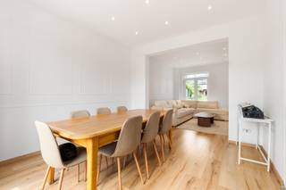 <p>Ben je op zoek naar een halfopen bebouwing met 3 slaapkamers en tuin in Denderleeuw? Gevonden!<br />Deze verzorgde woning is gelegen in een rustige, verkeersluwe straat en combineert ruimte, comfort en energiezuinigheid. Dankzij de reeds uitgevoerde energetische verbeteringen, waaronder gedeeltelijke driedubbele beglazing, een vernieuwd en geïsoleerd dak en een conforme elektrische installatie, ben je verzekerd van een woning die klaar is voor de toekomst.</p>
<p>Via de inkomhal met dubbele deur kom je terecht in de ruime en lichtrijke leefruimte, waar grote raampartijen zorgen voor een aangenaam zicht op de tuin. Aansluitend bevindt zich de instapklare keuken en de recent gerenoveerde badkamer, uitgerust met een moderne inloopdouche.</p>
<p>Op de eerste verdieping vind je twee bijzonder ruime en lichtrijke slaapkamers. Via een vaste trap bereik je vervolgens de tweede verdieping, waar een prachtige masterbedroom werd ingericht. Deze gerenoveerde ruimte beschikt bovendien over een eigen inloopdouche, wat zorgt voor extra comfort en een luxueus gevoel.</p>
<p>De aangename tuin vormt de ideale plek om in alle rust te genieten van zonnige dagen, terwijl de rustige ligging zorgt voor een aangename woonomgeving met een vlotte bereikbaarheid naar winkels, scholen en openbaar vervoer.</p>
<p>Ben jij op zoek naar een instapklare woning met drie slaapkamers, moderne afwerking en een rustige ligging in Denderleeuw? Contacteer ons vandaag nog voor een bezoek en ontdek zelf alle troeven van deze woning!</p>