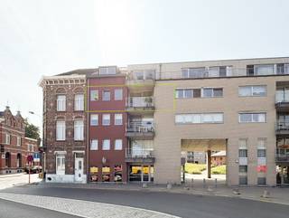<p><span>energiezuinig appartement 2 slaapkamers en parking.</span></p><p><span>Indeling: inkomhal, wc, ruime woonkamer(40m²) met open ingerichte keuken(frigo, kookplaat, oven, afwasmachine) en berging.</span></p><p><span>2 slaapkamers en badkamer met douche en aansluitingen wasmachine.</span></p><p><span>Terras, staanplaats in de ondergrondse garage en berging.</span></p><p><span>Het appartement ligt op het 3de verdiep, lift aanwezig!</span></p><p><span>Maandelijkse lasten: 60€</span></p><p><span>In het centrum van Halle, nabij het station, winkelcentrum en scholen.</span></p><p><span> </span></p>