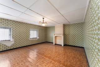 Ben jij op zoek naar een ruime woning met karakter en uitbreidingsmogelijkheden, pal in het centrum van Kortrijk en vlakbij belangrijke invalswegen? Dan is deze te renoveren woning met stadstuin een unieke kans om jouw woonproject of investering te realiseren.<br /><br />Indeling van de woning:<br />Gelijkvloers: inkomhal, leefruimte, apart toilet, keuken, badkamer, berging, een extra ruimte die perfect kan worden omgevormd tot een gelijkvloerse slaapkamer en toegang tot de stadstuin<br />1e verdieping: 2 slaapkamers<br />2e verdieping: opnieuw 2 slaapkamers<br />3e verdieping: een ruime zolder, nog niet geïsoleerd, met potentieel voor het creëren van 2 extra slaapkamers of een multifunctionele ruimte<br /><br />Extra kenmerken:<br />- Verwarming via gaskachel<br />- Dubbele beglazing in alle ramen<br />- Aanwezigheid van regen- en putwater<br />- Onderhevig aan de geldende renovatieplicht<br /><br />Deze woning biedt een zee aan ruimte én mogelijkheden, ideaal voor wie graag zelf de handen uit de mouwen steekt of investeert in een toekomstgerichte renovatie.<br /><br />Plan je bezoek en ontdek zelf het potentieel van deze ruime woning in centrum Kortrijk!