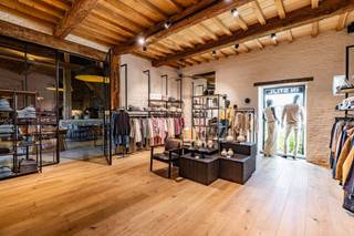 Tiendeschuur, 1 hoek woning, in een deel van het Kasteel van Dormaal.<br />De Tiendeschuur doet dienst als karaktervol en hoogwaardig afgewerkt handelsgedeelte. Dit deel van het pand leent zich tot meerdere doeleinden door het unieke karakter en de hoogwaardige afwerking van dit pand. Dit deel heeft een bruikbare oppervlakte van 460m2.<br />Een lange oprijlaan brengt ons naar de parking en ingangspoort van deze schitterende en multi-functionele gerenoveerde schuur. Aansluitend is er een afgerond gerenoveerd gebouw dat dient als huidige en comfortabele woonst van +-220m2. Deze woning omvat alles van een 3 slaapkamer gezinswoning met een authentiek en uniek karakter. In totaliteit is er meer dan 680m2 bruikbare multifunctionele ruimte beschikbaar. Dit is een pand waar je onmiddellijk een coup de foudre krijgt. Ideaal voor de ondernemer op zoek naar een karakterpand met ontelbare mogelijkheden en de juiste uitstraling.<br /><br />Buitengewone kenmerken;<br />* Prachtig deel van het Kasteel Van Dormaal<br />* +-680m2 benutbare oppervlakte<br />* 1158m2 perceeloppervlakte<br />* Ideale meergeneratiewoning voor families mogelijk<br />* Ontzettend veel mogelijkheden<br />* Karaktervol en uniek eigendom<br />* Handelsruimte<br />* Uniek woongedeeltek<br />* Wonen-werken-opbrengst<br />* Toegangsdreef van +-100m<br />* Omheinde weide eventueel bij aan te kopen