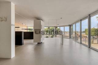 Kantoor- /praktijkruimte aan de Jordaenskaai.Indeling:Via een trap naar de eerste verdieping, komen we de grote, lichtrijke open kantoorruimte, die...