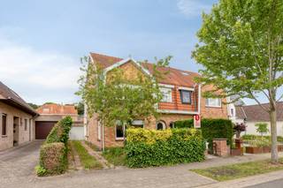 Deze op te frissen half open bebouwing is voorzien van 3 slaapkamers, een tuin en een garage. Brugge centrum als eveneens de autostrade bevinden zich slechts op enkele minuten rijafstand. Ook andere voorzieningen bevinden zich in de dichte nabijheid (scholen, handelszaken, openbaar vervoer,...).Indeling:Gelijkvloers- Ruime inkomhal - Woonkamer - Keuken - Veranda- ToiletEerste verdieping:- Slaapkamer 1 - Slaapkamer 2 - Slaapkamer 3 - Badkamer Extra's:- Tuin- Uitgestrekte oprit- Garage aanwezig- Kelder- Zolderverdieping die mogelijkheid biedt tot 4de kamer (+/- 30m²)EPC: 345 kWh/m²EPC: Bestuursmaatregelen in het maatregelenregister: in aanvraag