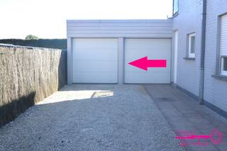 * Een gelijkvloers appartement met garage en tuintje in het centrum van Meulebeke* Garage met automatische sectionaal poort (afstandsbediening)*...