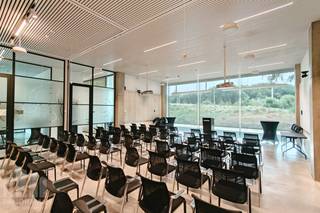 Bent u op zoek naar een unieke kantoorruimte op een toplocatie met onmiddellijke verbinding naar belangrijke snelwegen? Dan is deze kantoorruimte van 633 m² op het gelijksvloer van de innovatieve en hypermoderne bedrijvencampus 'O-Forty' precies wat u zoekt. Gelegen naast op- en afrit 9 Oostkamp én met visibiliteit langs de E40 biedt deze ruimte een uitstekende bereikbaarheid.<br />
<br />
De kantoren zijn bemeubeld en volledig ingericht. U kunt ook gebruik maken van de gemeenschappelijke refter/ontspanningsruimte en extra vergadermogelijkheden (en seminarie ruimtes) in toren 'B'. <br />
<br />
Deze bedrijvencampus biedt nog vele andere voordelen, zoals een event space, coworking space, foodbar, fitness, padel, badgesysteem, pakjesmuur en ruime boven en ondergrondse parkeermogelijkheden. Onmiddellijk beschikbaar!<br />
<br />
EPC: 20260731-0020085613-NR-1<br />
<br />
Neem contact op met PANORAMA B2B voor bijkomende inlichtingen, plannen of een vrijblijvend plaatsbezoek via 0479 70 70 73.