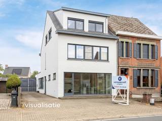 <strong>Luxueus gerenoveerde woning met 3 slaapkamers in Lille, met mogelijkheid voor het uitoefenen van een bijberoep of zelfstandige activiteit. EPC D-label (333 kWh/m²).</strong><br /><br /><strong>Ligging: </strong>Op een vlot bereikbare locatie aan de Wechelsebaan 40 in Lille bevindt zich dit uitzonderlijke eigendom waar wonen, werken en ruimte perfect samenkomen. Centraal gelegen, dichtbij invalswegen zoals de oprit E34.<br /><br /><strong>Indeling: -1:<span> </span></strong><span>Kelder</span><strong><span> </span></strong><strong>0:<span> </span></strong><span>Inkomhal, leefruimte, open keuken, toilet, handelsruimte +</span><strong>1</strong><span>: slaapkamer 1, badkamer </span><strong>+2:</strong><span> slaapkamer 2, slaapkamer 3 <strong>+3:</strong> Zolderverdieping </span><strong>Buiten:<span> </span></strong><span>Tuin + bijgebouw</span><br /><br /><strong>Beschrijving: </strong>We betreden de woning via de inkomhal, die toegang biedt tot de lichtrijke woonkamer met open keuken. Dankzij de grote raampartijen geniet de leefruimte van een aangename hoeveelheid natuurlijk licht en een ruimtelijk gevoel. De keuken is volledig ingericht en sluit mooi aan bij de leefruimte. Op het gelijkvloers bevindt zich eveneens een afzonderlijke kantoor-/handelsruimte met een eigen ingang. Deze ruimte is ideaal voor een vrij beroep, zelfstandige activiteit of thuiskantoor. Verder zijn er een praktische berging met de technische installaties, een apart toilet en de toegang tot de kelder. De eerste verdieping omvat één slaapkamer en een verzorgd afgewerkte badkamer, uitgerust met zowel een ligbad als een douche. De tweede verdieping beschikt nog over twee volwaardige slaapkamers. Daarnaast beschikt de woning over een ruime kelder, die extra bergruimte biedt. Buiten geniet u van een aangelegde tuin met terras, ideaal om in alle rust van het buitenleven te genieten. Achteraan bevindt zich bovendien een bijgebouw/garage, dat rechtstreeks vanuit de tuin toegankelijk is.<strong><br /></strong><br /><strong>Extra troeven:<br /></strong>- Woning met handelsruimte aan de voorzijde, ideaal voor het uitoefenen van een zelfstandige activiteit of bijberoep<br /><span>- Verzorgde en kwalitatieve afwerking</span><br /><br /><span>Kortom, een praktische woning met voorraan mogelijke handelsruimte, ideaal voor het eventueel uitoefenen van een bijberoep of zelfstandige activiteit aan huis.</span><br /><br /><strong>Bijzondere informatieplicht:</strong><span> in aanvraag.</span>