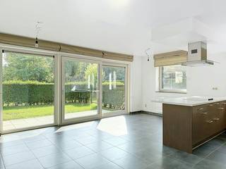 Gesitueerd in een groene en rustige omgeving, vinden we dit 1 slaapkamer appartement met staanplaats te huur. Gelegen op de rand van het sportpark van Veurne en op wandelafstand van het stadscentrum.<br /><br />Het appartement bevindt zich op het gelijksvloers en bestaat uit:<br />- inkomhal met vestiairehoek<br />- lichtrijke leefruimte en eetplaats met zicht op mooie binnentuin<br />- ingerichte keukenhoek met vitrokeramische kookplaat, vaatwas, ingebouwde oven en koelkast<br />- ruim en zongericht terras en tuin<br />- apart gastentoilet<br />- badkamer met wasmeubel, spiegelkast en inloopdouche<br />- slaapkamer<br />- bureauruimte<br /><br />Daarnaast beschikt men over een staanplaats.<br /><br />Enkele troeven:<br />- ongestoord genieten van de natuurlijke omgeving<br />- nabij sportpark Veurne: atletiek, voetbal, tennis, (nieuwe) sporthal,...<br />- op wandelafstand van stadscentrum<br />- gelegen op 6 km van de kust<br />- recent en energiezuinig appartement (2011)<br />- inclusief staanplaats<br /><br />Gemeenschappelijke kosten: + €50/maand (provisie)<br />Onmiddellijk beschikbaar<br /><br />Ben je geïnteresseerd in dit pand te huur in Veurne? Ga naar de website www.dewaele.com, klik op het pand dat je wenst te huren. Via de rode knop "vraag je bezoek aan" vragen we u kort een profiel in te vullen. Daarna nemen we contact op voor een bezoek. Telefonisch kunnen er geen afspraken gemaakt worden.