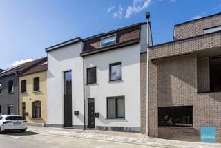 Te koop te Aalst!Gerenoveerde woning met 8 zonnepanelen, groendak en ruim terras in een rustige doodlopende straat vlakbij het centrum van Aalst.Op...