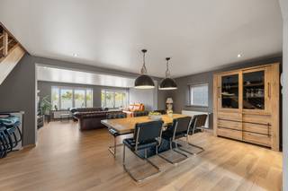 Magnifique duplex de + de 200m² avec terrasse. Moderne et situé proche de toutes les commodités. Composition : hall d’entrée avec WC séparé...