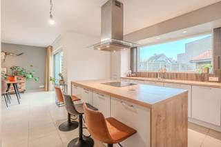 ENERGIEZUINIGE HALF-OPEN WONING MET 3 RUIME SLPKS, INPANDIGE GARAGE EN ZUIDGERICHTE TUIN<br /><br />Nabij het centrum van Houthulst vinden we deze energiezuinige woning met 3 ruime slaapkamers, inpandige garage en zuidgerichte tuin. Deze ruime woning met een bewoonbare oppervlakte van 186 m2 werd in 2021 volledig vernieuwd met speciale aandacht voor de energiezuinigheid van de woning die resulteerde in een EPC label B. Zo is er 18cm isolatie voorzien in het dak en zijn ook de muren en vloeren voorzien van isolatie. Daarnaast werden alle ramen vernieuwd en voorzien van driedubbele beglazing. Verder is deze lichtrijke woning ook voorzien van centrale verwarming op aardgas via een energiezuinige condensatieketel. Ook is de elektriciteit van deze half-open woning volledig conform. <br /><br />Indeling: <br /><br />-Gelijkvloers: ruime inkomhal met apart gastentoilet voorzien van een handwasbakje - Grote lichtrijke woonkamer (42 m2) met aansluitende open keuken (10 m2) voorzien van een kookeiland en volledig ingericht (inductiekookplaat, dampkap, vaatwas, koelkast, microgolfoven, warmeluchtoven, spoelbak en heel wat bijhorende kastruimte) - aparte berging ( 5 m2) met de nodige voorzieningen voor uw wasmachine en droogkast en diepvries - Grote garage (22 m2) met automatische sectionale poort <br /><br />-1ste verdiep: nachthal - 3 ruime slaapkamers ( 15 m2 - 19 m2 - 19 m2) - volledig ingerichte badkamer voorzien van een ligbad, douche, enkele lavabo met bijhorende kastruimte en toilet. <br /><br />- Zuidgerichte tuin (die nog verder aan te  leggen is) met bijhorend en praktisch tuinhuis <br /><br /><br />Troeven: <br />-Half-open woning<br />-Volledig vernieuwd in 2021 <br />-EPC label B<br />-3 ruime slaapkamers<br />-Zuidgerichte tuin<br />-2 toiletten op zowel gelijkvloers al eerste verdieping<br />-Isolatie in het dak, muren en vloeren <br />-Centrale verwarming op aardgas<br />-Elektriciteit conform<br />-regenwater voorzien<br /><br /><br />Bent u opzoek naar een ruime, energiezuinige woning met 3 ruime slaapkamers, garage en tuin ? Dan is deze half-open woning zeker uw bezoek waard! Contacteer Tommy via 0496 15 67 71<br /><br /><br />Tommy Geldhof - BIV nr 510 093