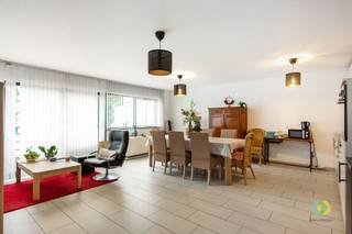 <p><span>Découvrez cet agréable appartement deux chambres, situé au premier étage d’un petit immeuble bien entretenu avec ascenseur, à proximité du centre de Vilvorde. Dès votre entrée, vous accédez directement à un spacieux espace de vie de 36 m², réunissant la salle à manger, le salon et la cuisine dans une seule pièce ouverte et conviviale. La cuisine est partiellement équipée ; le lave-vaisselle et le réfrigérateur ne sont pas présents. En poursuivant vers le hall de nuit, vous trouverez la salle de bains équipée d’une douche, d’un double lavabo, d’un WC ainsi que des raccordements prévus pour une machine à laver et un sèche-linge. Le hall de nuit dispose également d’un espace de rangement pratique et donne accès aux deux chambres de respectivement 14,5 m² et 10 m². La plus petite chambre donne accès à la terrasse, où se trouve également un espace de rangement supplémentaire. Les charges/provisions mensuelles s’élèvent à 70 € (20 € pour les parties communes et 50 € de provision pour la consommation d’eau). Situé dans un petit immeuble agréable et bien entretenu, à proximité du centre de Vilvorde, cet appartement est idéal pour ceux qui souhaitent profiter des avantages de la ville tout en vivant dans un quartier calme. Pour plus d’informations ou pour organiser une visite, n’hésitez pas à nous contacter.</span></p><p><span> </span></p>