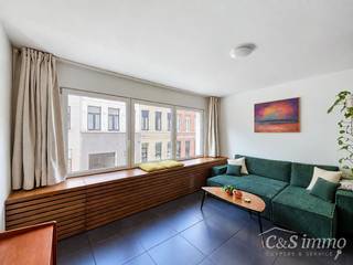 Ontdek dit sfeervol en volledig bemeubeld appartement met 2 slaapkamers, ideaal gelegen op een centrale locatie nabij tal van winkels, gezellige bakkers en De Roma. Dankzij de uitstekende ligging bevinden alle dagelijkse voorzieningen zich op wandelafstand.<br />De ruime en lichtrijke leefruimte is aangenaam ingericht. Aansluitend bevindt zich de volledig uitgeruste open keuken, waardoor keuken en leefruimte mooi in elkaar overvloeien.<br />De badkamer is praktisch ingericht met een lavabo, toilet en ligbad met douche en regendouche. Daarnaast is er een aparte, praktische ruimte voorzien met een combi wasmachine-droogkast.<br />Aan de rustige achterzijde van het appartement bevindt zich de master bedroom, ingericht met bed en dressing. De tweede kamer is momenteel ingericht als bureau en is ideaal als thuiskantoor, logeerkamer of tweede slaapkamer.<br />Het appartement wordt volledig bemeubeld aangeboden en is daardoor perfect voor wie op zoek is naar een comfortabele en instapklare woonst zonder zich zorgen te hoeven maken over de inrichting.<br />Een lichtrijk, praktisch en gezellig appartement op een uitstekende locatie. Kom de sfeer zelf ontdekken en plan snel uw bezoek!<br />Beschikbaar vanaf 1 november 2026.