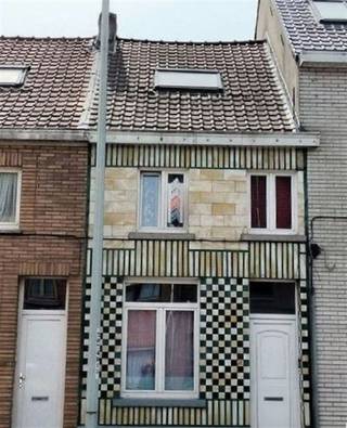 Deze stadswoning is instapklaar. Ze bestaat uit een ruime leefruimte, eetplaats en volledig ingerichte keuken. ingerichte badkamer met douche.Op de eerste verdieping 2 slaapkamers (met mogelijkheid voor 2e slaapkamer) ; op de zolderverdieping 1 slaapkamer. Bovendien beschikt de woning over een kelder.Tevens een zonneterras en vrijstaande garage met sectionaal poort ; deze ruime garage is toegankelijk via de Vlinderstraat