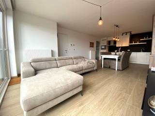 <p>Energiezuinig appartement TE HUUR in Residentie Lucas III nabij centrum Oudenaarde.</p><p>Het appartement voorziet een inkomhal met aansluitend een berging en een gastentoilet, een ruime lichtrijke leefruimte met open keuken,<br />2 ruime slaapkamers en badkamer met een dubbel lavabomeubel en douche.<br />Een autostaanplaats en fietsenstalling zijn voorzien in de ondergrondse parkeergarage.</p><p>€75/mnd gemeenschappelijke lasten<br />Er zijn enkele meubels over te nemen.</p><p>Interesse?<br />vraag uw bezoek aan via onze website www.immodhondt.be <br /> </p>