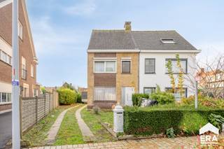 Ben je op zoek naar een woning te koop in Sint-Kruis met veel potentieel? Deze charmante halfopen bebouwing op een perceel van ca. 460 m² biedt...