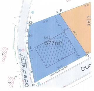Dit perceel, heeft een totale oppervlakte van zo'n 577 m² (zie plan lot 2), de straatbreedte bedraagt ongeveer 28 meter. Er werd een...