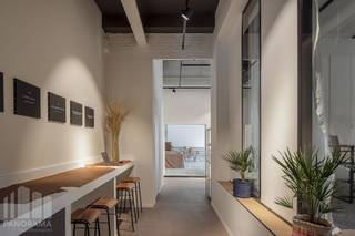 Prachtige<strong> co-working space</strong> nabij het centrum van Gent en tal van invalswegen waar creativiteit en ondernemerschap gestimuleerd worden! <br />De kantoorruimte met een oppervlakte van<strong> 65 m²</strong> is stijlvol ingericht en aangekleed met kunstwerken van <strong>Gentse Kunstenaars</strong>.<br /><br />Het instapklare kantoor betreft een lichtrijke <strong>open space </strong>voorzien van <strong>10 werkplaatsen</strong>. Ook andere oppervlaktes mogelijk. Aanwezigheid van oa. een vergaderzaal, eventzaal, keuken en sanitair. De moderne ruimte situeert zich in een kwalitatief kantoorgebouw met leuke uitstraling en een gezellige stadstuin.<strong> Ruime parkeermogelijkheid bij het gebouw</strong>. Tevens vlot bereikbaar met het openbaar vervoer. <strong>Onmiddellijk beschikbaar</strong>! Prijs is <strong>ALL INCLUSIVE</strong> (internet, verwarming, water,...). Vestig uw bedrijf op deze unieke toplocatie!<br /><br />Contacteer <strong>PANORAMA B2B</strong> voor bijkomende inlichtingen of een vrijblijvend plaatsbezoek <strong>0477 44 39 30</strong>.