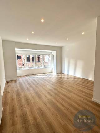 Toffe bovenwoning - volledig gerenoveerd. Knappe woonkamer met een ruime zithoek langs de kant van de straat. Gezellige open keuken langs de...