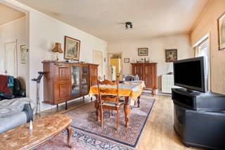 Bent u op zoek naar een vrijstaande gezinswoning waar u uw eigen stempel op kunt drukken, zonder u zorgen te maken over de zwaarste kosten? Dan is deze charmante woning aan de Moortebeekstraat 57 te Dilbeek exact wat u zoekt.<br /><br />Ruimte voor het hele gezin<br />Met een bewoonbare oppervlakte van circa 150 vierkante meter en een prachtig perceel van maar liefst 617 vierkante meter, biedt dit pand een zee aan ruimte. De verrassend grote indeling telt onder meer vijf volwaardige slaapkamers en een badkamer, wat deze eigendom de ultieme uitvalsbasis maakt voor grote of nieuw samengestelde gezinnen.<br /><br />Grote structurele werken reeds uitgevoerd<br />De woning is binnenin deels te renoveren, wat u de fantastische kans geeft om de afwerking en het interieur volledig af te stemmen op uw eigen smaak en wensen. Het absolute pluspunt van deze eigendom is echter dat de belangrijkste en duurste investeringen reeds voor u zijn gedaan: zowel het dak als de verwarmingsinstallatie werden zeer recent volledig vernieuwd. U vertrekt dus vanuit een uiterst solide, deels vernieuwde basis met een enorme financiële gemoedsrust.<br /><br />Buitenleven en comfort<br />Aan de achterzijde geniet u van een aangename uitgestrekte tuin en een gezellig terras waar u in alle rust kan ontspannen. Verder ontbreekt het u niet aan parkeercomfort dankzij de ruime garage en de extra parkeerplaatsen op de oprit.<br /><br />Perfecte balans tussen rust en bereikbaarheid<br />De locatie is een ware troef. U resideert in een rustige en aangename straat, terwijl scholen, winkels en belangrijke verbindingswegen zich op een steenworp afstand bevinden. Hier combineert u een rustige leefomgeving moeiteloos met een perfecte bereikbaarheid.<br /><br />Stedenbouwkundige inlichtingen in aanvraag.<br /><br />📞 Meer info of een bezoek?<br />Contacteer Nils via:<br />✉️ nils.deblock@weinvest.be<br />📱 0497 248 251