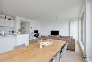<p>Lichtrijk appartement met prachtig uitzicht in Antwerpen! Dit prachtige appartement van <strong>112 m²</strong> bevindt zich in een moderne wooncomplex in het hart van Antwerpen en biedt een ideale combinatie van comfort, stijl en uitzicht. Met <strong>drie ruime slaapkamers </strong>en <strong>twee royale terrassen</strong>, is dit appartement perfect geschikt voor gezinnen of koppels die kwaliteit en ruimte zoeken.</p><p><strong>Indeling:</strong> inkomhal met apart gastentoilet en een ruime berging. Vanuit de hal betreed je de <strong>lichtrijke leefruimte</strong>, die toegang biedt tot twee ruime <strong>terrassen met een totale oppervlakte van 24 m²</strong>. De leefruimte sluit naadloos aan op de <strong>volledig geïnstalleerde keuken</strong>, voorzien van alle hedendaags comfort (oven, microgolf, lavabo, koelkast en tal aan ingemaakte kasten). De nachthal geeft toegang tot de eerste badkamer, uitgerust met een douche en een lavabomeubel, evenals twee volwaardige slaapkamers van respectievelijk 9,5 m², 9 m² en een derde slaapkamer van 14 m² met een en-suite badkamer (ligbad, toilet, lavabomeubel).</p><p><strong>Troeven:</strong> gemeenschappelijke tuin, prachtig uitzicht, uitstekende locatie</p><p><strong>Extra: </strong><br />- EPC 46 kWh/m2 jaar (Score A -> GEEN renovatieverplichting!) <br />- Elektriciteit conform<br />- Watertoets: perceelscore A, gebouwscore A. <br />- Woongebied, stedenbouwkundige informatie in aanvraag</p><p>Nabij school, winkels, autosnelweg, openbaar vervoer, etc. Voor meer info ga naar www.coenenvastgoed.be of bel 03/375.82.92<br /> </p>