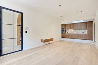 Deze volledig gerenoveerde gezinswoning in Merelbeke biedt maar liefst 216 m² bewoonbare oppervlakte en combineert ruimte, comfort en een uitstekende ligging. De woning is in 2026 volledig gerenoveerd, geniet van een EPC A (57 kWh / m² jaar), en dus perfect instapklaar!<br /><br />Binnen geniet je van een kwalitatieve afwerking, vijf volwaardige slaapkamers en twee stijlvolle badkamers. Dankzij de ruime indeling is er plaats voor het hele gezin, een thuiskantoor of een hobbyruimte. De lichtrijke leefruimte creëert een aangename woonbeleving en vormt het hart van deze moderne woning.<br /><br />Ook buiten heeft deze woning heel wat te bieden. De hippe, onderhoudsvriendelijke stadskoer vormt een gezellige plek om te ontspannen of te genieten van lange zomeravonden. Daarnaast beschikt de woning over een ruime garage en kelder, ideaal voor parkeren, fietsen en extra opslagruimte.<br /><br />Op technisch vlak is de woning volledig mee met hedendaags wooncomfort. De aanwezigheid van zonnepanelen en een ventilatiesysteem D zorgen voor een energiezuinige woning met een gezond en aangenaam binnenklimaat.<br /><br />De ligging is een absolute troef. Je woont centraal in Merelbeke, dichtbij winkels, scholen, horeca en dagelijkse voorzieningen. Je behoud het aangename dorpsgevoel, terwijl Gent bijzonder vlot bereikbaar is met de fiets, wagen of het openbaar vervoer. Ook de belangrijkste verbindingswegen bevinden zich vlakbij.<br /><br />Een instapklare gezinswoning die ruimte, duurzaamheid en een topligging perfect weet te combineren.<br /><br />Bestuursmaatregelen in het maatregelenregister: nee