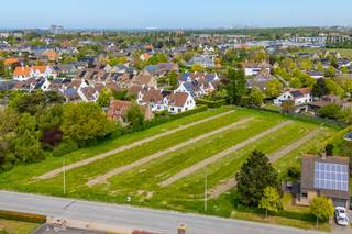 Bent u op zoek naar een ruim perceel om uw droomwoning te bouwen? Dan biedt Project Lissewegestraat in Uitkerke een unieke kans. <br /><br />Lot 4 is één van de twee nog beschikbare villaloten binnen dit project. Ook het naastgelegen lot 5 is nog te koop en wordt afzonderlijk aangeboden. Beide percelen zijn uitzonderlijk ruim, bouwrijp en bestemd voor open bebouwing.<br /><br />Villaloten van deze omvang komen slechts zelden op de markt in deze omgeving. Hier geniet u van een groene en residentiële omgeving, met winkels, scholen, openbaar vervoer en het centrum van Blankenberge op korte afstand. Ook de kust, de polders en de belangrijkste invalswegen zijn vlot bereikbaar, waardoor u geniet van een ideale combinatie van rust, ruimte en bereikbaarheid.<br /><br />Een extra troef is dat beide percelen bereikbaar zullen zijn via een private invalsweg, wat zorgt voor extra privacy, een veilige toegang en een exclusief karakter.<br /><br />Een van de grootste voordelen van deze bouwgronden is dat ze worden verkocht zonder bouwverplichting. U bent volledig vrij om uw woning te bouwen wanneer het u past, zo kunt u in alle rust uw droomwoning ontwerpen, volledig afgestemd op uw eigen smaak, woonwensen en levensstijl, met respect voor de geldende stedenbouwkundige voorschriften. Of u nu kiest voor een moderne villa of een tijdloze landelijke woning, u bepaalt zelf hoe uw toekomstige thuis eruit zal zien.<br /><br />Lot 4 in de Lissewegestraat biedt een unieke opportuniteit voor wie op zoek is naar een uitzonderlijk ruim perceel om een woonproject volledig naar eigen wens te realiseren. Ook lot 5 is nog afzonderlijk beschikbaar. Neem gerust contact met ons op voor plannen en meer informatie.<br /><br />