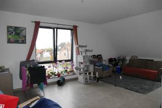 Opbrengsteigendom: verhuurd duplexappartement. In een gebouw met 4 woningen. 2 slaapkamers waarvan de bovenste 30m² groot! Gezellige woonkamer...