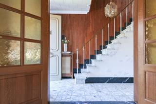 Deze charmante halfopen bebouwing is gelegen in een uiterst rustige omgeving en biedt alles wat je nodig hebt voor comfortabel wonen, eventueel gecombineerd met een professionele activiteit.<br />Op de eerste verdieping bevinden zich drie volwaardige slaapkamers en een badkamer. Daarnaast beschikt de woning over een ruime zolder, die tal van uitbreidings- of inrichtingsmogelijkheden biedt.<br />Een belangrijke troef is dat de woning asbestveilig is en er geen renovatieverplichting geldt. Bovendien werd het dak in 2024 volledig vernieuwd en geïsoleerd. Extra dakramen zijn reeds aanwezig en kunnen eenvoudig geplaatst worden indien gewenst. Bij het betreden van de woning kom je in een aangename inkomhal met dubbele deur die uitgeeft op de lichtrijke woonkamer. Aansluitend bevindt zich de ruime keuken, die doorloopt naar de veranda – een fijne plek om te genieten van het zicht op de tuin. Verder zijn er op het gelijkvloers nog een apart toilet, een praktische wasplaats en een kelder aanwezig. Buiten geniet je van een ruime oprit met voldoende parkeergelegenheid. Ook in de straat is parkeren geen enkel probleem.<br />Tot slot biedt deze woning een extra opportuniteit dankzij de voormalige garage, die werd omgevormd tot een vergund schoonheidssalon – ideaal voor wie wonen en werken wil combineren.