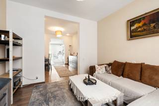 <p>Te koop: gesloten woning in Antwerpen 2020, gelegen in de Marathonstraat, nabij winkels, scholen, openbaar vervoer en met een vlotte verbinding naar het centrum en belangrijke invalswegen.<br /><br />Deze charmante woning biedt een aangename tuin van 81 m², ideaal om te genieten van rust, ontspanning en gezellige momenten buiten. Met twee volwaardige slaapkamers is dit huis perfect voor starters, koppels of kleine gezinnen. De ligging in een levendige buurt met alle voorzieningen binnen handbereik maakt het een praktische en aantrekkelijke keuze.<br /><br />Belangrijkste ruimtes:<br />• Living met gezellige sfeer en natuurlijke lichtinval<br />• Keuken met gasfornuis en oven, aansluitend op eetkamer<br />• Eetkamer met ruimte voor een grote eettafel<br />• Badkamer met inloopdouche, ligbad, toilet, aansluiting voor wasmachine en droogkast, en wastafel<br />• Twee volwaardige slaapkamers<br />• Hal en berging met verwarmingsketel<br />• Kelder voor extra opslag<br />• Tuin (81 m²) met mogelijkheden voor ontspanning en buitenactiviteiten<br /><br />Troeven:<br />• Aangename tuin van 81 m²<br />• Twee volwaardige slaapkamers<br />• Centrale ligging nabij winkels, scholen, openbaar vervoer en invalswegen<br /><br />Neem vandaag nog contact op met je ERA-makelaar voor een bezoek. JOUW DROOMHUIS. ZO GEVONDEN!</p>