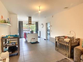 Recent gelijkvloers appartement met fijn tuintje. <br /><br />Via de inkomhal komt u terecht in de leefkamer met open keuken. <br />Deze keuken beschikt over een inductie kookvuur, combi-oven, koelkast, vaatwasmachine en een spoelbak. <br />Het grote schuifraam dat zicht geeft op het tuintje is voorzien van een zonnescherm. <br /><br />Verder bestaat dit appartement uit twee slaapkamers en een badkamer met ligbad en een douche en een dubbele lavabo.<br />Een apart toilet is aanwezig. <br />De berging geeft toegang tot het tuintje met terras. In deze berging kan ook de wasmachine geplaatst worden. <br /><br />Parkeermogelijkheid wordt aangeboden op een ondergrondse- en bovengrondse autostaanplaats. <br />Een kelderberging is ook inbegrepen in de huurprijs. <br /><br />De gemeenschappelijke kosten van 50 euro per maand zijn inbegrepen in de huurprijs van 850 euro/maand<br /><br />Beschikbaar vanaf 1/6/2026<br /><br />Heb je interesse? klik op de gele balk 'IK WENS EEN BEZOEK'.