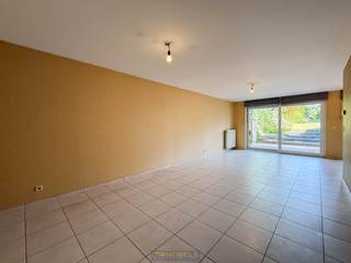 <p><strong>INSTAPKLARE GEZINSWONING</strong> met <strong>INPANDIGE GARAGE</strong> en diepe tuin op wandelafstand van <strong>WINKELS, SCHOLEN EN HET STATION VAN OUDENAARDE</strong>. Deze energiezuinige woning met <strong>EPC-LABEL B</strong>, <strong>CONFORME ELEKTRICITEIT</strong>, centrale verwarming op gas, <strong>REGENPUT</strong> en <strong>ZONNEPANELEN</strong> biedt modern wooncomfort zonder zorgen. Via de inkomhal met gastentoilet kom je in de lichtrijke leefruimte met gezellige zithoek en eetplaats, naadloos verbonden met de <strong>OPEN, VOLLEDIG UITGERUSTE KEUKEN</strong> en praktische berging met wasplaats. Boven bevinden zich <strong>DRIE VOLWAARDIGE SLAAPKAMERS</strong>, een <strong>DRESSING</strong>, extra berging en een badkamer met ligbad, douche en tweede toilet. De inpandige garage zorgt voor extra comfort en veiligheid. Buiten geniet je van een <strong>OVERDEKT TERRAS MET ZICHT OP EEN VERZORGDE, KLEURRIJK AANGELEGDE TUIN</strong> met gazon en tuinberging. Dankzij de <strong>CENTRALE LIGGING NABIJ DE N60</strong> richting Ronse en <strong>GENT</strong> én het <strong>RECREATIEDOMEIN DEN DONK</strong> woon je hier rustig én centraal.</p>

<p><br />Onmiddellijk beschikbaar!<br /><br />Adres: Kortrijkstraat 27B te Oudenaarde (Bevere)<br /><br />Geen renovatieplicht; P-score: A, G-score: A</p>