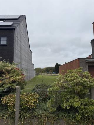 Bouwgrond voor gesloten bebouwing te koop op een perceel van 2a51ca volgens kadaster en met een breedte van 6,70m. Gelegen in verkaveling met...