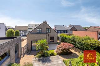 Deze piekfijn onderhouden viergevel woning is gelegen op een centrale locatie en geniet van enorm veel ruimte. Het huis werd geboouw in 2000 met kwaliteitsvolle materialen. Dankzij de doordachte indeling is deze woning geschikt voor grote gezinnen, maar ook de combinatie wonen en werken is perfect mogelijk.Via de oprit, waar meerdere wagens kunnen geparkeerd worden bereikt u de voordeur en verder de garage. Eenmaal binnen in de woning vindt u op het gelijkvloers de ruime, lichtrijke woonkamer met ensuite veranda waar u een prachtig zicht op de aangelegde tuin. Verder is er op de begane grond de ingerichte keuken, berging, apart toilet en een eerste slaapkamer met ensuite badkamer. Uitsluitend wonen op het gelijkvloers is dus perfect mogelijk. Op de eerste verdieping zijn er nog 3 slaapkamers, een hobbyruimte, een tweede badkamer en nog een berging. Via een luik bereikt u de geïsoleerde zolder. Het huis werd ook voorzien van een ruime droge kelder. Achetraan is de woning bereikbaar via de Vogelenzangstraat, dit maakt dat tuin eigenlijk nog zou kunnen afgesplitst worden als bouwgrond. Verder is de tuin één van de mooiste troeven van deze woning, hij werd aangelegd met veel oog voor detail en verkeert in topconditie.Energetisch staat deze woning ook op punt. De verwarming gebeurt via en condenserende gasketel, er zijn zonnepanelen aanwezig en er is overal dubbel glas. Buitenmuren en dak zijn perfect geïsoleerd. Toiletten kunnen op regenwater aangesloten worden.